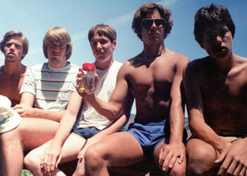 Five friends have been taking the same vacation photo for 35 years