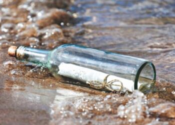 Boy decides to throw a message in a bottle in the water, 9 years later he gets a huge suprise